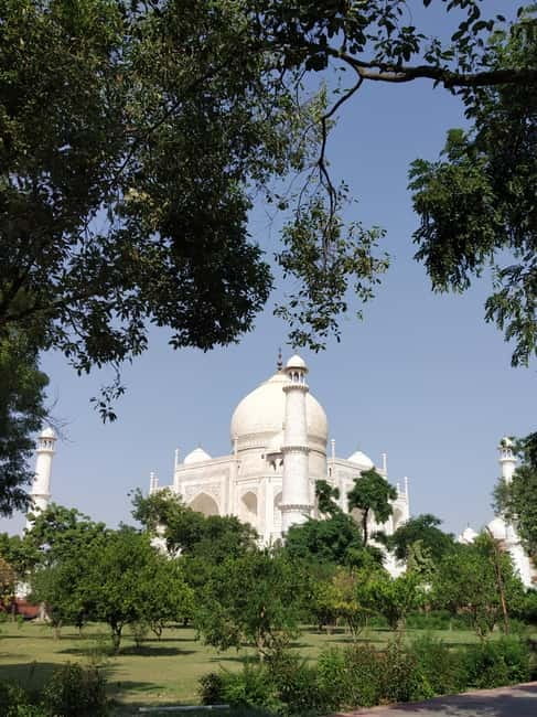 Agra: Taj Mahal Guided Tour with Photography & Rental Saree - Inside the Taj Mahal: guided time that keeps you oriented