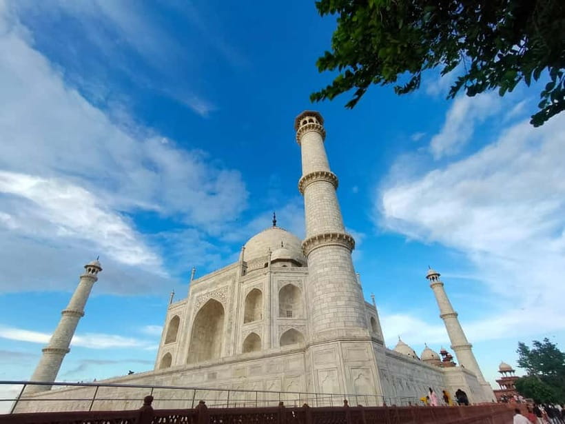 Agra: Taj Mahal Guided Tour with Photography & Rental Saree - Timing: sunrise option and the Friday closure rule