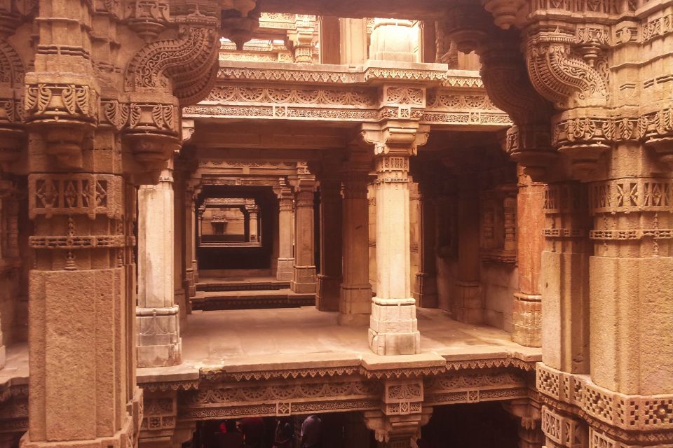 Ahmedabad: Full Day City tour with Heritage Walk & transfers - Step into the Ahmad Shah I mosque: Islamic and Hindu design up close