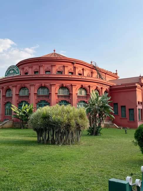 Bangalore City Tour: Lalbagh, Tipu Palace & Bull Temple - Shri Doddabasavanna Temple: a local start with market time