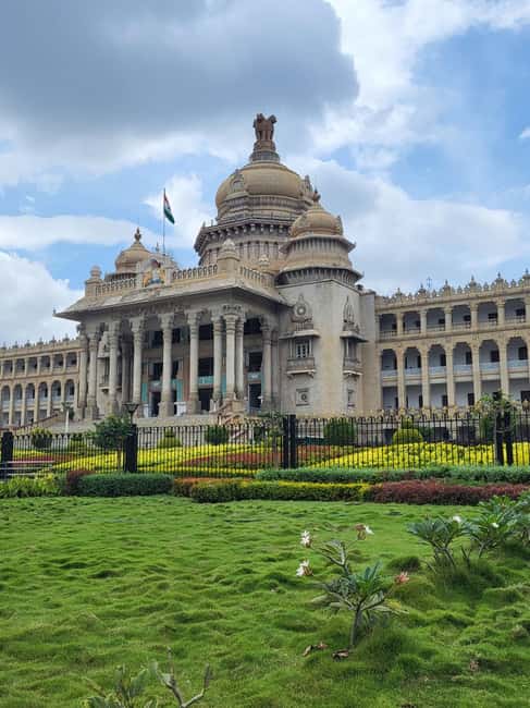 Bangalore City Tour: Lalbagh, Tipu Palace & Bull Temple - Bull Temple with Nandi and KR Market: spirituality meets street life