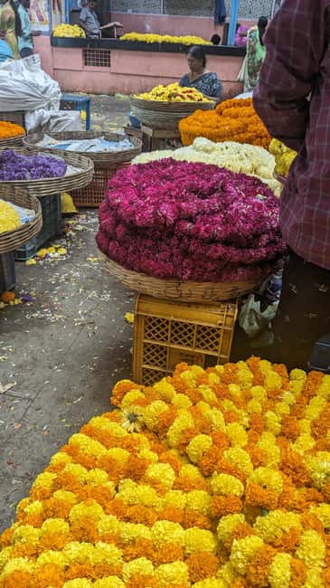 Bangalore Walking Tour KR Flower Market,Fort,Tippu palace - The produce lanes and free fruit tasting moment