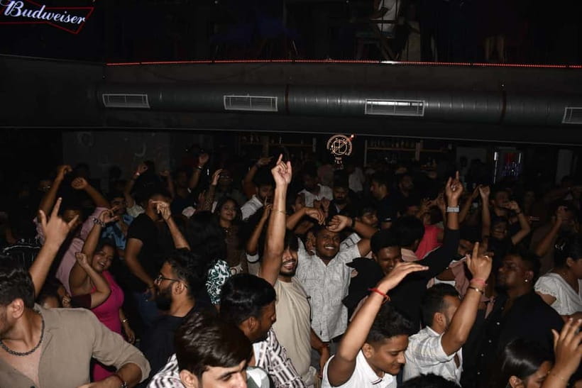 Bangalore:The Original bengaluru pub crawl - Your first real social window: chatting time is built in