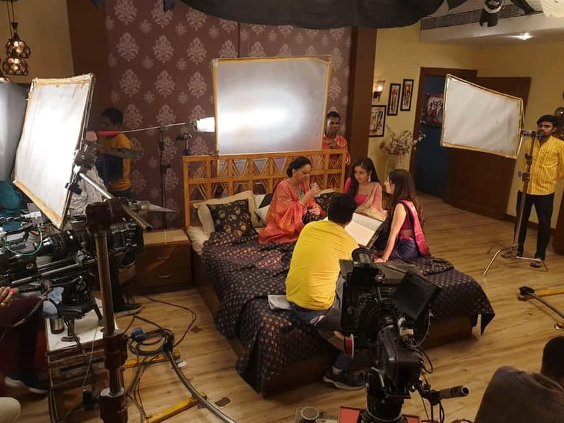 Bollywood Sightseeing and Celebrity Home Tour by Private Car - Dance Show Participation and Bollywood Song Dance Lessons