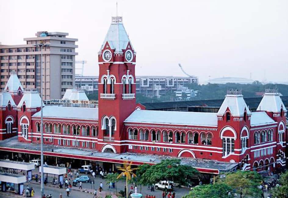 Chennai: Guided Day Tour of the Highlights of Chennai - St. Thome Cathedral Basilica: Gothic architecture with a story attached