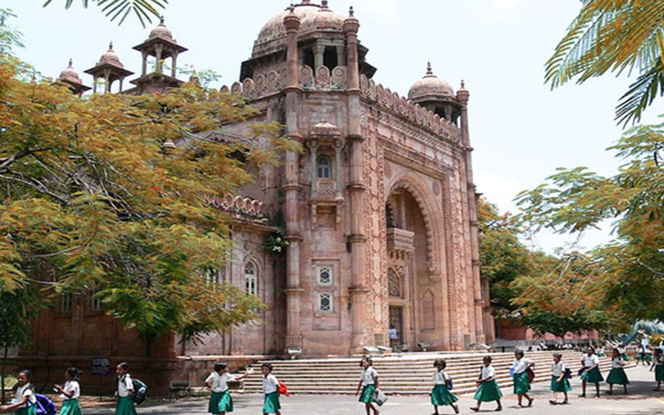 Chennai, Kapaleeshwarar Temple & Marina Beach Private Tour - Government Museum of Chennai: dynasties, artifacts, and a real collector’s mindset