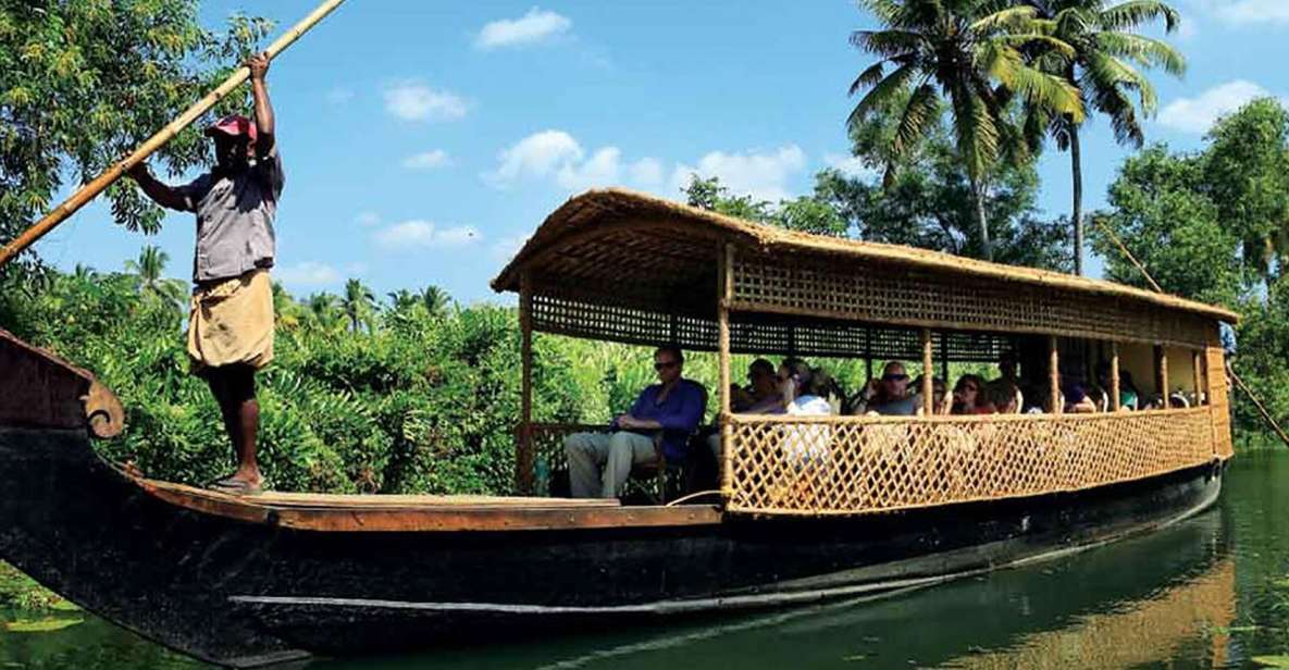 Cochin: Backwater Village Eco Boat Cruise with Lunch - Vegetarian lunch on banana leaves: what to expect and when it’s served