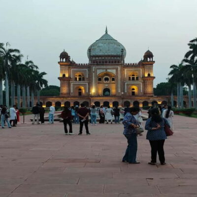 Delhi: Akshardham Temple, India Gate & Safdarjung Night Tour - Akshardham Temple: the exhibition, the carvings, and the giant stepwell