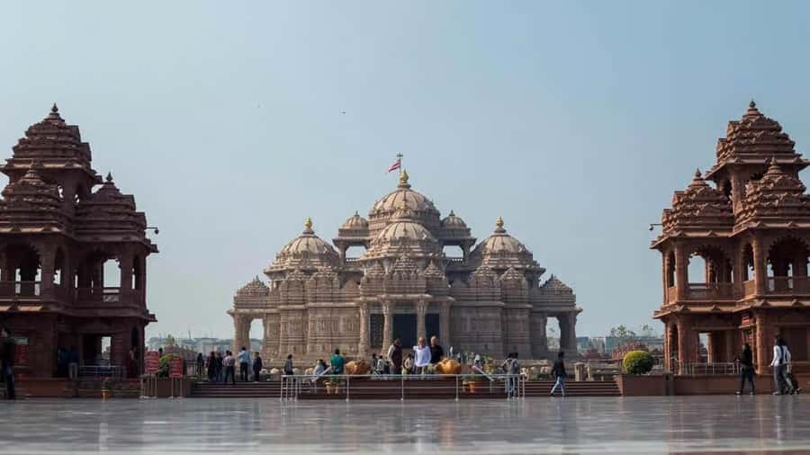 Delhi: Akshardham Temple Tour with Water & Light Show by Car - Akshardham Temple Scale and the 20,000-Carving Wall