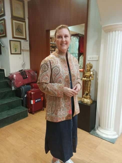Delhi: Customized Shopping Tour with Female Consultant - South Delhi Craft and Textile Stops: INA Market and Central Craft