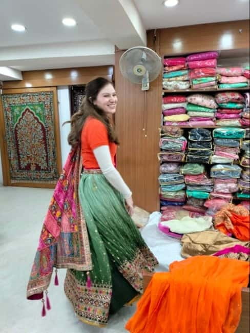 Delhi: Customized Shopping Tour with Female Consultant - Pickup, AC comfort, and why 3 hours works well