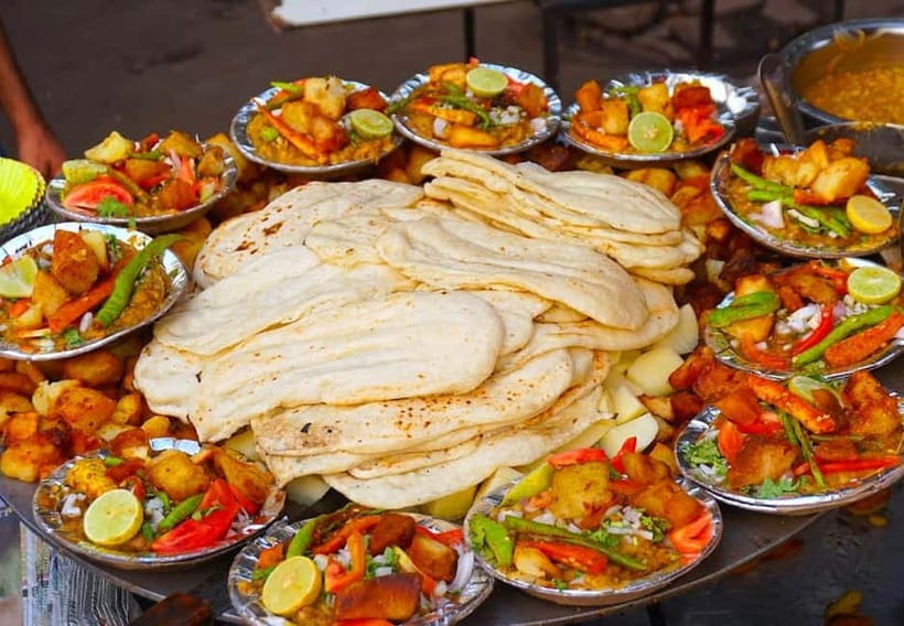 Delhi: Delhi Street Food Tour with Guide at Chandni Chowk - Your English guide and the pace in Chandni Chowk