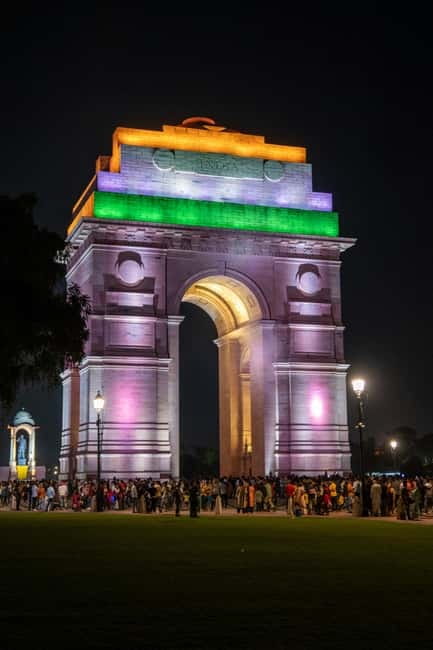 Delhi: Evening City Tour with Private Guide By Car - India Gate at night: memorial glow and crowd energy