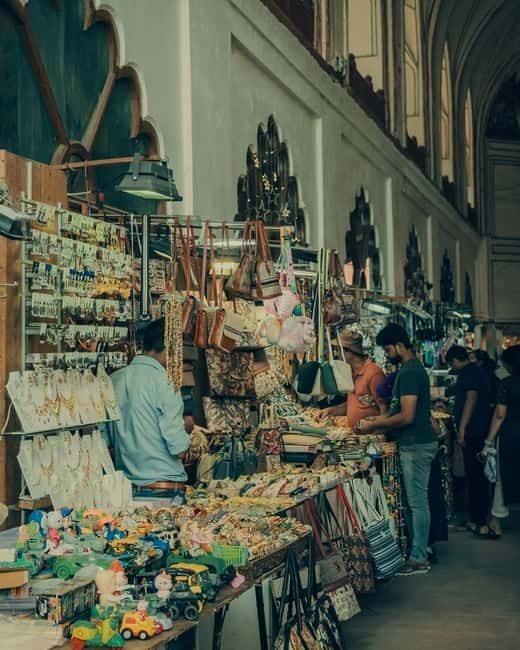 Delhi: Guided Shopping Tour Experience with Female Expert - Getting picked up and moving without stress
