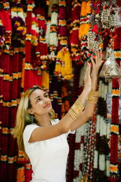 Delhi: Guided Shopping Tour Experience with Female Expert - Price and value: why $11 can make a big difference