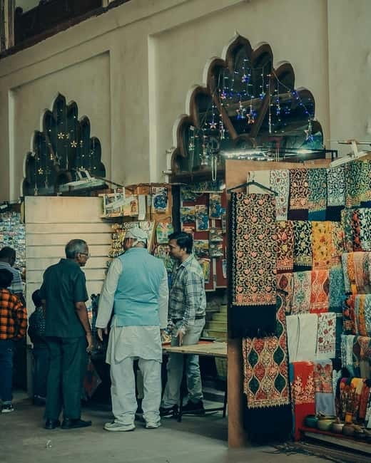 Delhi: Guided Shopping Tour Experience with Female Expert - Connaught Place: easier finishing touches and confident gift buys