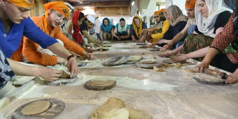 Delhi: Gurudwara Bangla Sahib Tour with Langar Meal - Key Things That Make This Tour Worth Your Time