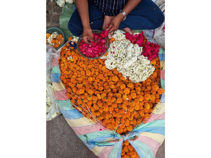 Delhi Like a Local: Food & Photography Full Day Tour - Gurudwara Bangla Sahib: Sikh serenity and community kitchen scale