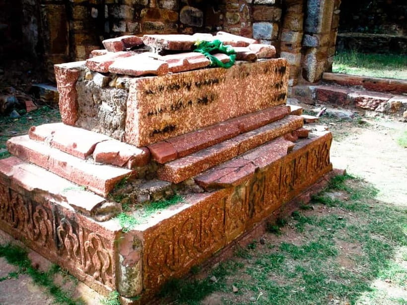 Delhi: Mehrauli Archaeological Park Tour with Hotel Pickup - A quiet walk through Delhi’s oldest layers