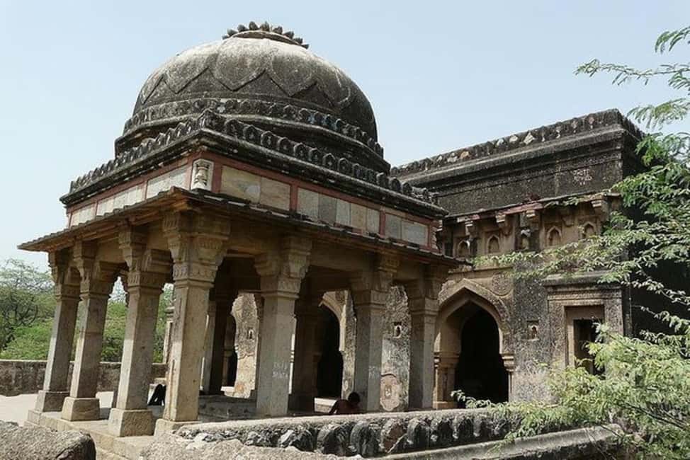 Delhi: Mehrauli Archaeological Park Tour with Qutub Minar - Rajon Kee Baoli stepwell: water engineering and heat relief
