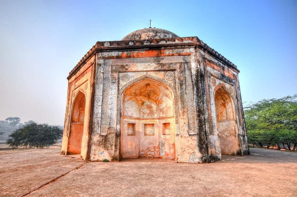 Delhi: Mehrauli Archaeological Park Tour with Qutub Minar - Pace, comfort, and what to bring for a 4-hour loop