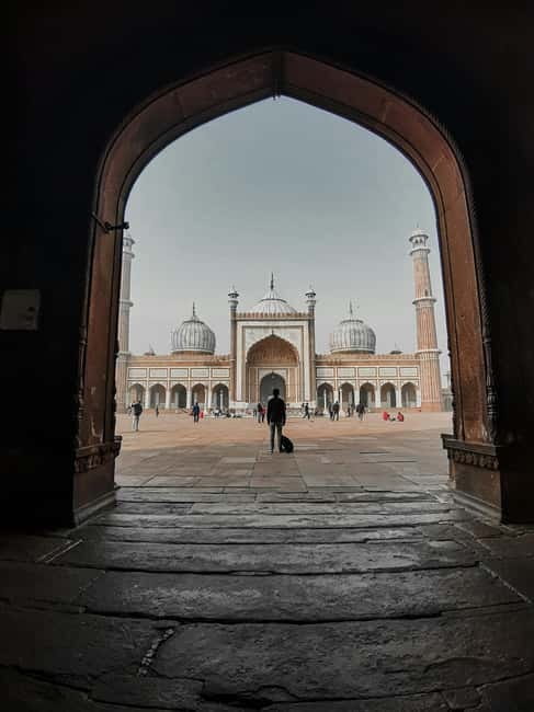 Delhi: New & Old Delhi Private Half or Full-Day Tour - The guides and drivers: why Mirza’s storytelling gets mentioned