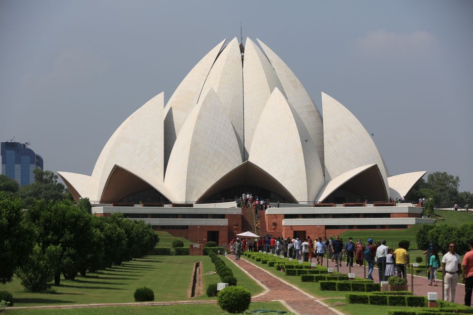 Delhi: Old Delhi and New Delhi Private Tour - Qutb Minar: the carvings and the iron pillar moment