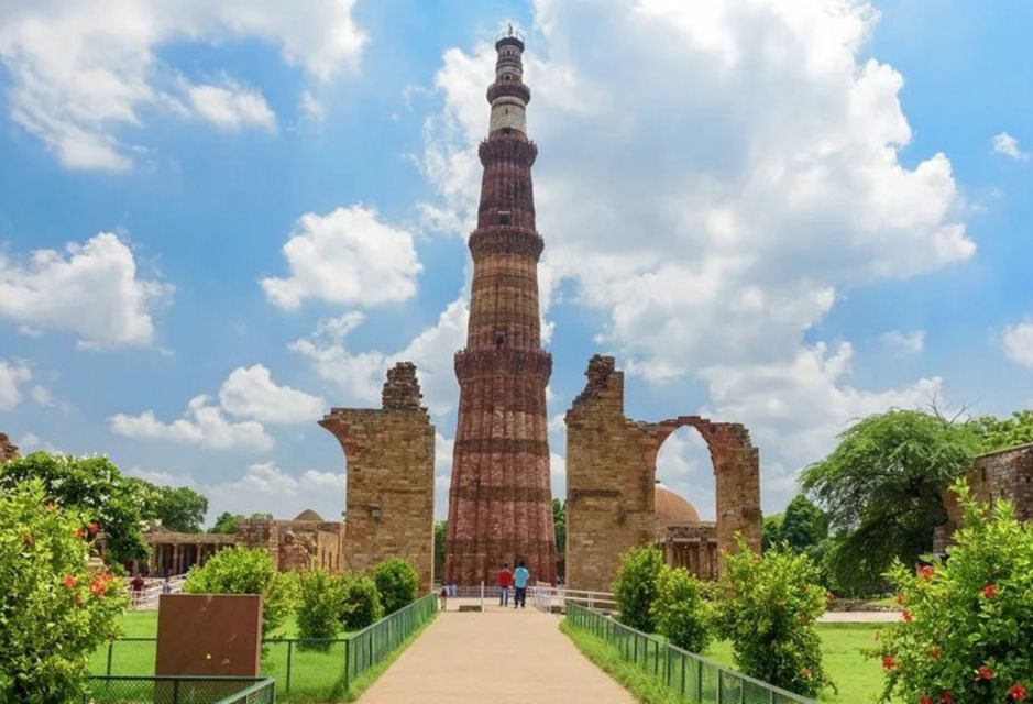 Delhi: Old & New Delhi Private Guided Full or Half-Day Tour - India Gate and the government buildings pass-by