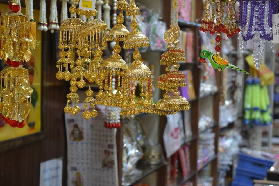 Delhi: Private Half-Day Guided Shopping Tour with Transfer - Delhi Haat Craft Cottage Industries: your final chance to shop smart