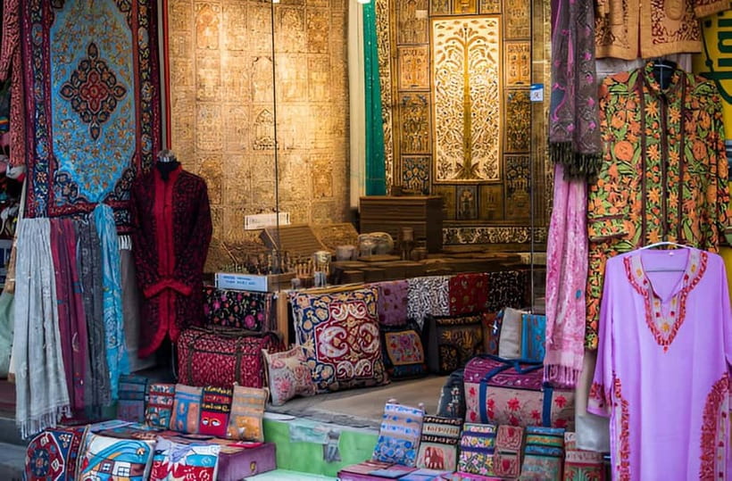 Delhi: Private Shopping Tour with a Local Guide and Transfer - Key points before you go