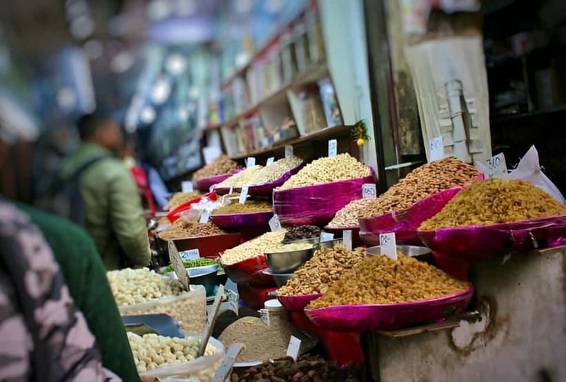 Delhi: Private Shopping Tour with a Local Guide and Transfer - Pickup, car, and the meeting point that keeps things simple