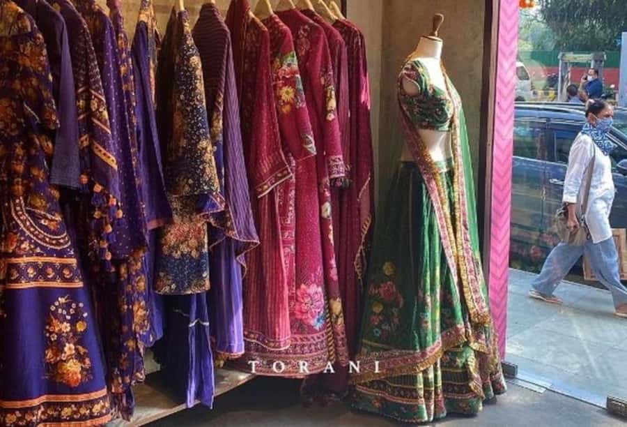 Delhi: Private Shopping Tour with Guide and Transfer - Dilli Haat and Golden Arcade: carpets, Pashmina, and craft heritage shopping