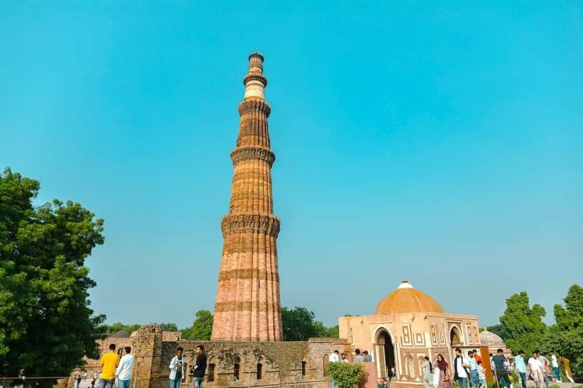 Delhi: Qutub Minar UNESCO World Heritage Site Walking Tour - Start at the base: Qutub Minar’s scale hits fast