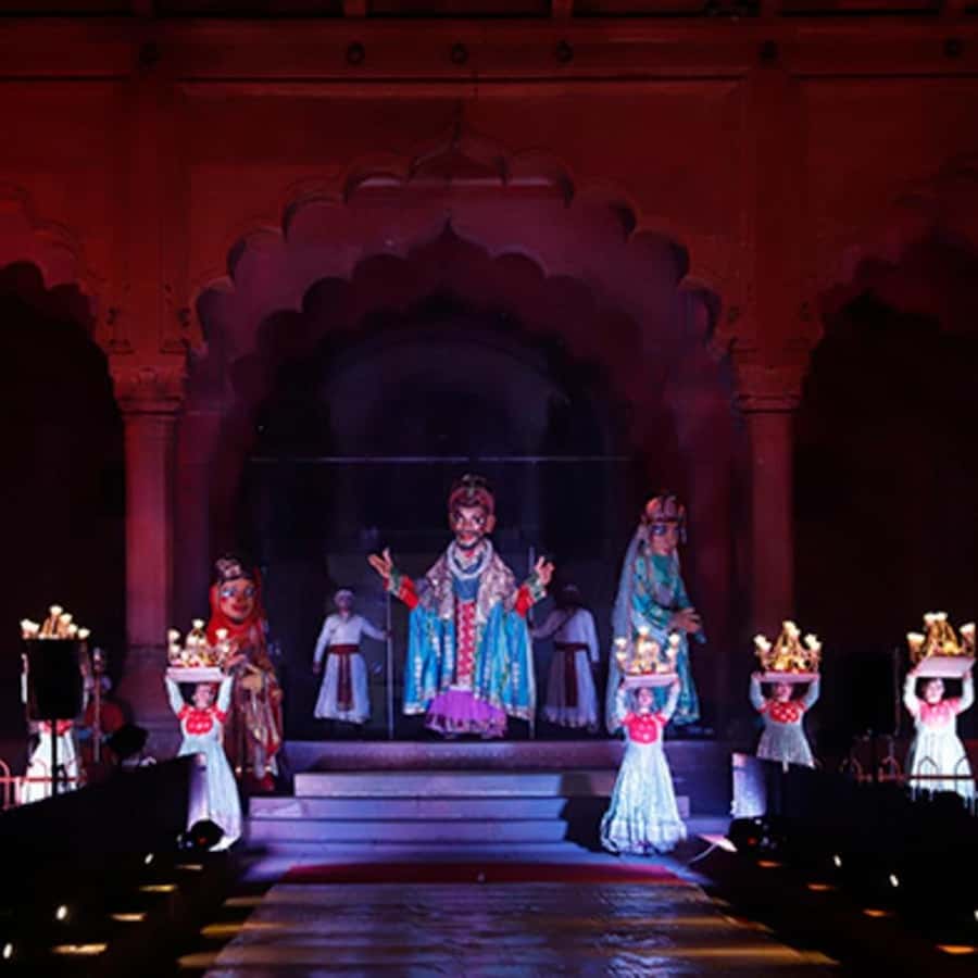 Delhi's Red Fort: 2-hour Guided Evening Light & Sound Show - Getting there and starting the evening at Red Fort
