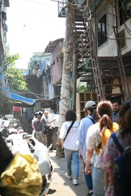 Dhobi Ghat Laundry and Dharavi Slum Tour with Local Train - Key things that make this tour worth your time