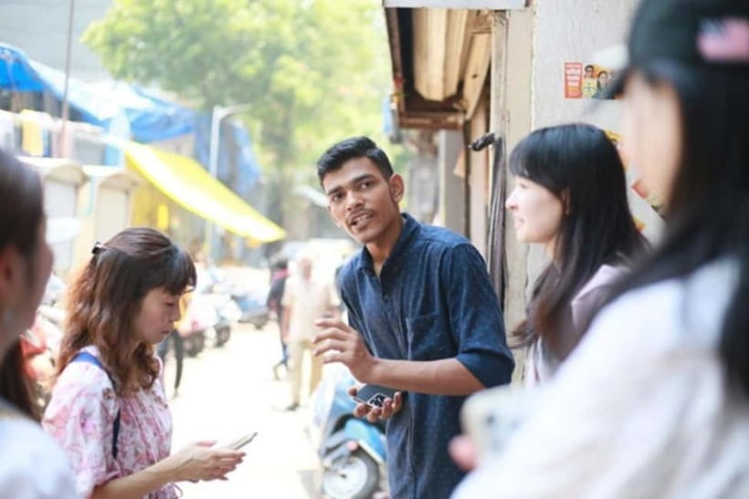 Dhobi Ghat Laundry and Dharavi Slum Tour with Local Train - Guides, English, and staying comfortable in traffic