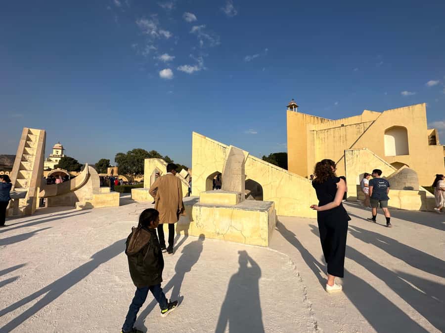 From Delhi Airport: Guided Layover Delhi City Tour - India Gate and the New Delhi government axis: a smart photo stop