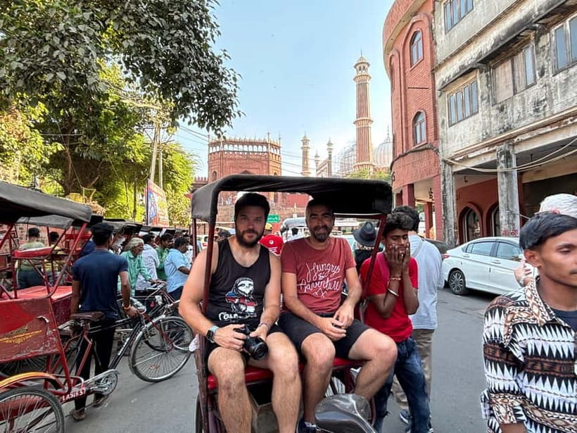 From Delhi Airport: Layover Guided Old & New Delhi Tour - Gurudwara Bangla Sahib: spirituality with an approachable vibe