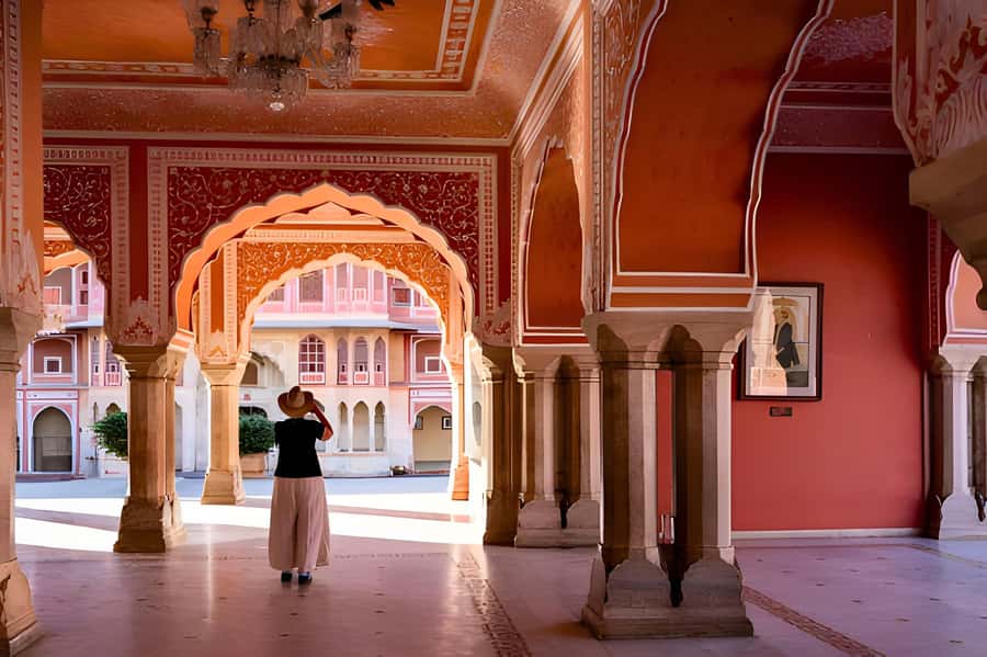 From Delhi: Jaipur Sightseeing Day Tour with Hotel Pickup - City Palace: Mughal and Rajput Architecture in One Royal Complex