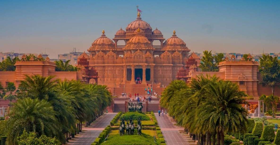 From Delhi: Old and New Delhi Sightseeing Tour with Guide - India Gate, Parliament Building, and Rashtrapati Bhavan Photo Stops