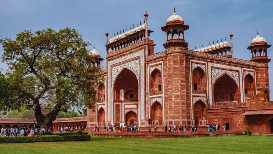 From Delhi: Old and New Delhi Sightseeing Tour with Guide - Qutb Minar to Lotus Temple: Two Icons, One Long Stretch