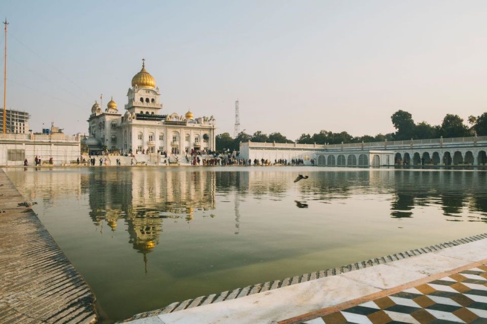 From Delhi: Old & New Delhi Layover Half or Full-Day Tour - Gurudwara Bangla Sahib: a calm reset in the middle of the day