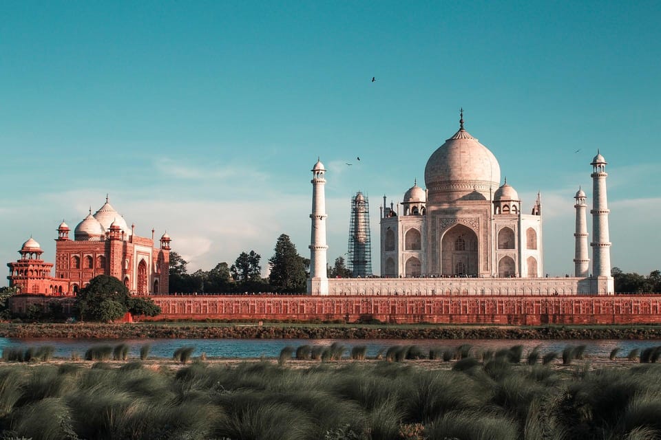 From Delhi: Taj Mahal and Agra Fort Day Tour with transfer - Handicraft market stop: souvenirs without the usual guessing game