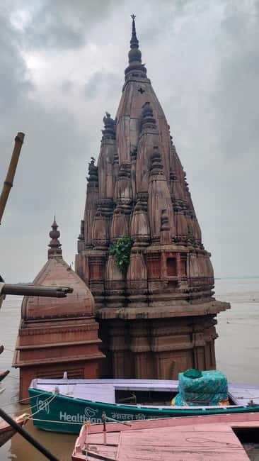 Guide francophone à varanasi - Rakesh - Nepali Temple entry: small space, strong meaning