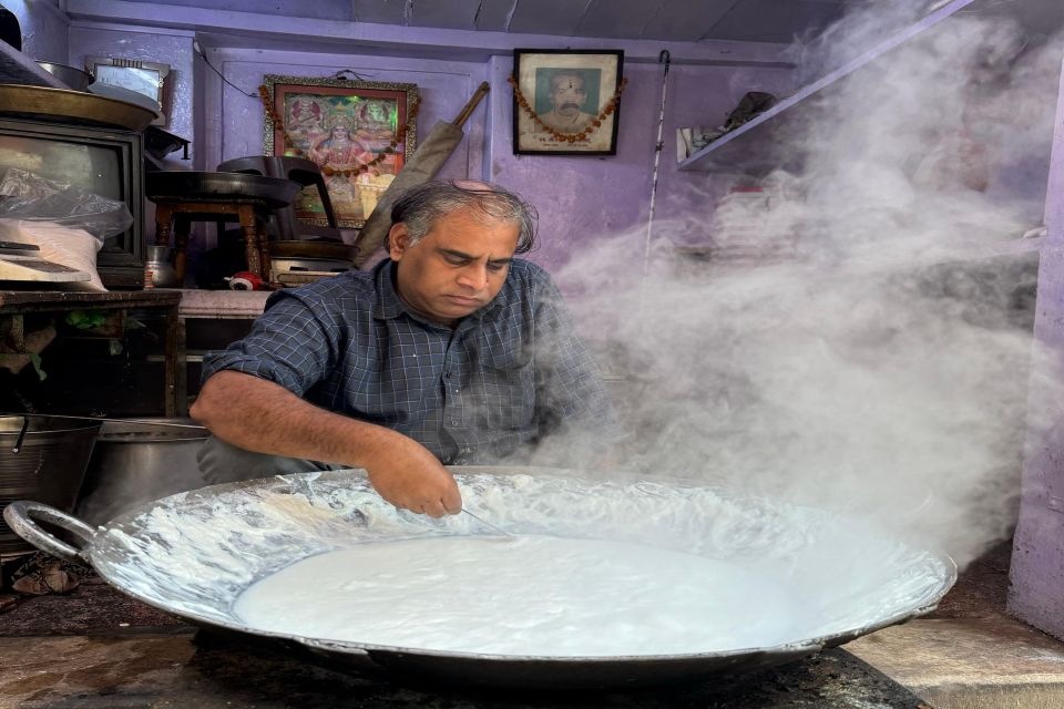Heritage Walk & Street Food Tasting in Jaipur - Choti Chaupar and Chhoti Chopad: Temples, Thatheras, and Bangle-Making Detail