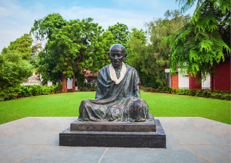 Highlights of Ahmedabad (Guided Half-Day City Tour) - A half-day glide through Old Ahmedabad, in AC comfort
