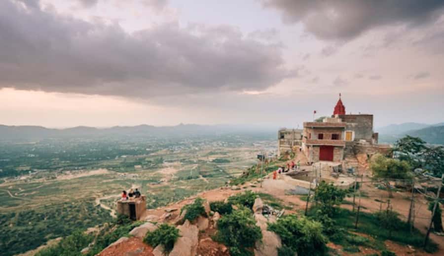 Jaipur: Ajmer & Pushkar Day Trip with Lunch & Camel ride - Ajmer Sharif Dargah: Sufi atmosphere and Mughal-era detail