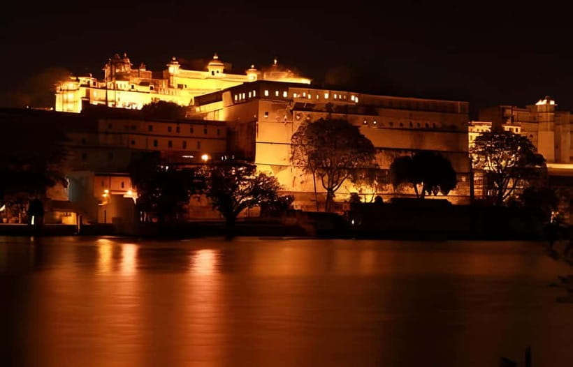 Jaipur: Evening City Tour In Open Jeep - Hawa Mahal at night: a fast stop that still feels magical