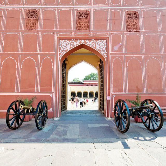 Jaipur: Half-Day Guided Sightseeing Tour with Flower Market - Amber Fort and Ramgarhmode: the fort day you can actually finish