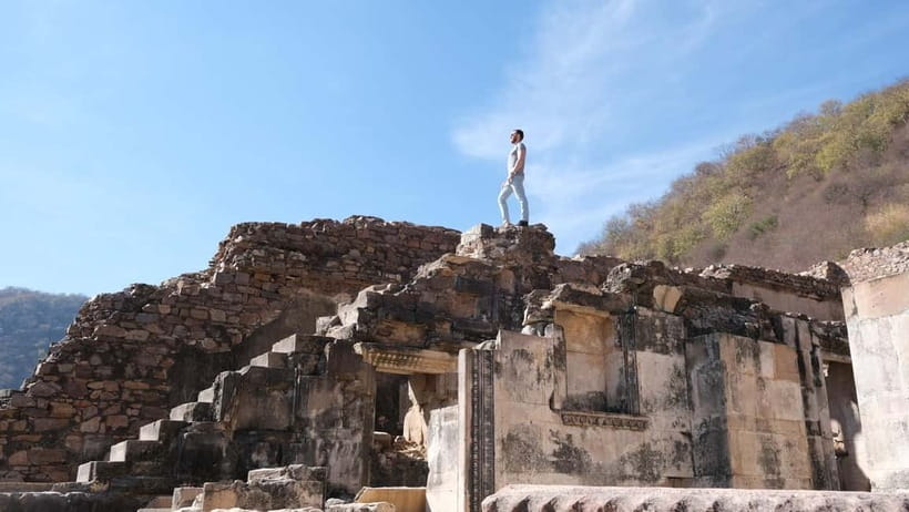 Jaipur: Same-Day Bhangarh Fort & Chand Baori Stepwell Tour - From Jaipur to Aravalli foothills: getting to Bhangarh